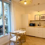 Διαμέρισμα L Escapade Du 9ᵉ Elegant Et Confortable Au Coeur De